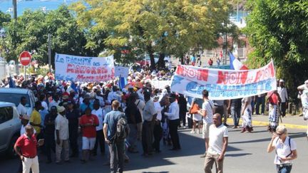 Jeudi 10 mai, des centaines de manifestants marchaient à Mayotte pour la défense de l'intégrité et du statut de leur département.&nbsp; (EMMANUEL TUSEVO / MAYOTTE LA 1ERE)