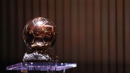 Le Ballon d'Or, exposé au théâtre du Chatelet, à Paris, le 29 novembre 2021. (FRANCK FIFE / AFP)