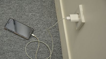 Un smartphone se charge. (JEAN-CHRISTOPHE BOURDILLAT / RADIO FRANCE)