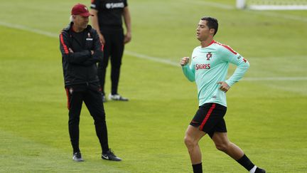 Cristiano Ronaldo s'entraîne sous les yeux du staff portugais, le 4 juillet 2016 à Marcoussis, à deux jours de la demi-finale de l'Euro contre le pays de Galles. (JOHN SIBLEY / REUTERS)