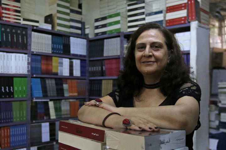 Samar Haddad&nbsp;se bat pour maintenir l'activité de la librairie Dar Atlas fondée par son père en 1955 (Damas, 12 octobre 2021) (LOUAI BESHARA / AFP)