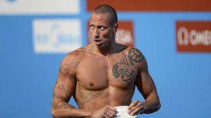 Le nageur fran&ccedil;ais Fr&eacute;d&eacute;rick Bousquet, avant sa demi-finale du 50m papillon, dimanche 28 juillet 2013, &agrave; Barcelone (Espagne).&nbsp; (PIERRE-PHILIPPE MARCOU / AFP)