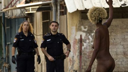 Des policiers isra&eacute;liens interpellent une prostitu&eacute;e &agrave; Tel Aviv (Isra&euml;l), le 12 juin 2012. (JACK GUEZ / AFP)