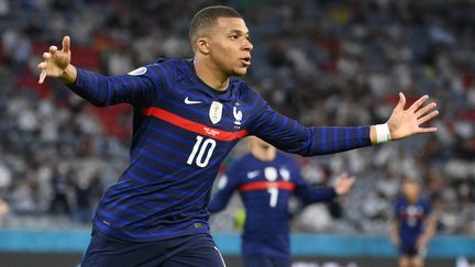 En dévorant la profondeur dans le dos de la défense allemande, Kylian Mbappé a rappelé ses performances du Mondial 2018. (FRANCK FIFE / POOL)