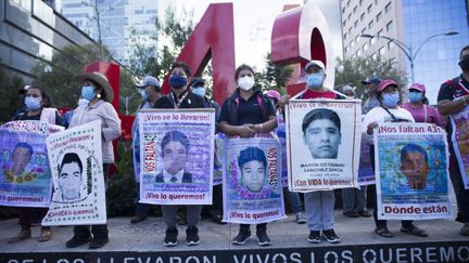 Des personnes manifestent à Mexico (Mexique), le 26 octobre 2021, pour demander justice&nbsp;après la mort de 43 étudiants de l'école normale d'Ayotzinapa, disparus en 2014.&nbsp; (CRISTIAN LEYVA / NURPHOTO / AFP)