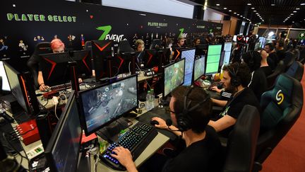 Des stars du eSports participent au&nbsp;"Z Event", le 20 septembre 2019, à Montpellier (Hérault). (SYLVAIN THOMAS / AFP)