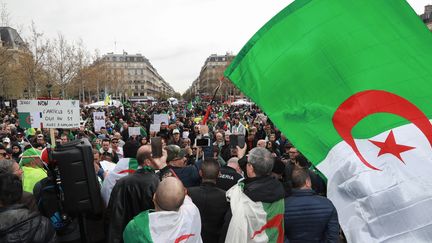 Des manifestants contre le système en Algérie se mobilisent à Paris, le 7 avril 2019. (JACQUES DEMARTHON / AFP)