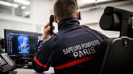 Un sapeur-pompier répond au téléphone dans un centre d'appels à Paris, le 24 janvier 2019. (PHILIPPE LOPEZ / AFP)