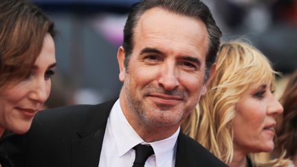 Jean Dujardin est venu assister à la projection des Plus belles années d'une vie. Cette année, l'acteur a présenté le film Le Daim, de Quentin Dupieux, dans le cadre de la Quinzaine des réalisateurs.&nbsp; (VALERY HACHE / AFP)