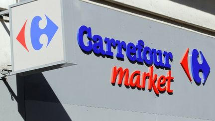 Une enseigne Carrefour Market&nbsp;(ex-Champion), le 29 ao&ucirc;t 2012 &agrave; Paris.&nbsp; (THOMAS SAMSON / AFP)