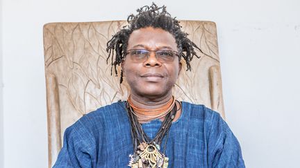 L'artiste béninois Romuald Hazoumé à Cotonou (Bénin), le 7 octobre 2021. (YANICK FOLLY / AFP)