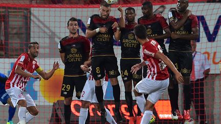 Sous les yeux de son coéquipier Youssouf Hadji (à gauche), le Nancéien Loïc Puyo s'essaye au coup franc face au mur guingampais lors de la défaite des siens au match aller (0-2).  (PATRICK HERTZOG / AFP)