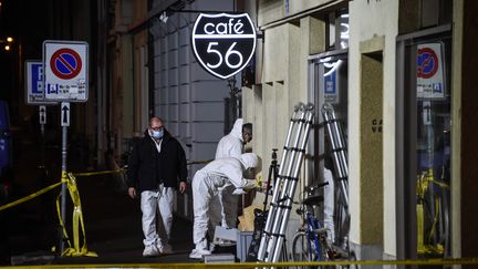 La police sur les lieux d'une fusillade dans un café de la ville de Bâle, en Suisse, vendredi 10 mars 2017. (SEBASTIEN BOZON / AFP)