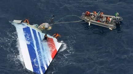 Récupération par la marine brésilienne d'un morceau de l'Airbus d'Air France (juin 2009) (AFP PHOTO BRAZILIAN NAVY/HO)