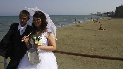 Un couple israélien prend la pose après le mariage civil à Larnaca sur l'île de Chypre en 2013 (AFP/Yiannis Kourtoglou )