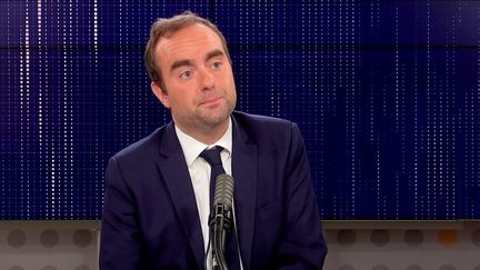 Sébastien Lecornu, ministre des Outre-Mer, était l'invité du "8h30 franceinfo", jeudi 28 septembre 2021.&nbsp; (FRANCEINFO / RADIOFRANCE)