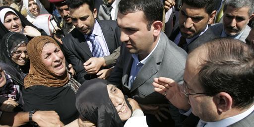 Le Premier ministre irakien, Nouri al-Maliki (à droite), discutant le 24-9-2009 à Bagdad avec des familles affectées par un attentat à la bombe.  (Reuters - Saad Shalash)