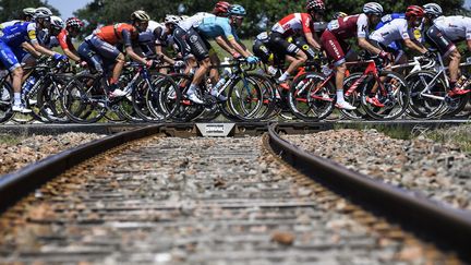 Le peloton du Tour de France traverse une voie ferrée (LIONEL BONAVENTURE / AFP)