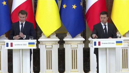 Ukraine : "Pour Emmanuel Macron, l'équation reste complexe", selon Anne Bourse