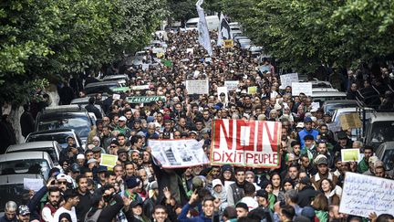 Des manifestants défilent à Alger le 3 décembre 2019, ils s'opposent à la présidentielle prévue le 12 décembre. (RYAD KRAMDI / AFP)