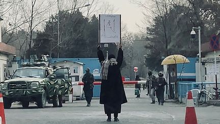 Marwa, 18 ans, manifeste devant sa faculté à Kaboul (Afghanistan), le 25 décembre 2022. (- / AFP)