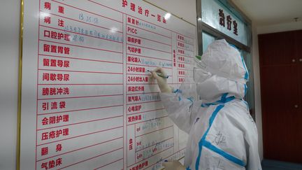 Un médecin liste les traitements administrés&nbsp;à des patients atteints du nouveau coronavirus Covid-19, dans un hôpital de Jiangxi (Chine), le 18 février 2020.&nbsp; (HU CHENHUAN / XINHUA / AFP)