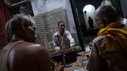 dans la maison, les chants résonnent au son des clochettes, des tambours et de l’harmonium.
 
 (REUTERS / Danish Siddiqui)