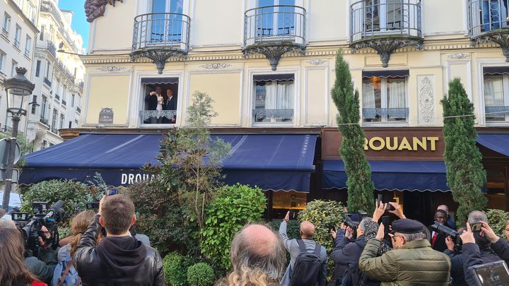 Kamel Daoud Prix Goncourt 2024, à la fenêtre du restaurant Drouant le 4 novembre 2024 (PAUL DUBOIS)