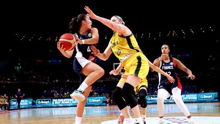 La Française Marine Fauthoux face à l'Australienne Lauren Jackson, lors de la Coupe du monde, à Sydney (Australie), le 22 septembre 2022 (BRENDON THORNE / AFP)