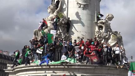 Environ deux mille manifestants, se sont réunis sur la place de la République, dans le centre de Paris, dans une atmosphère bon enfant. (GILLES GALLINARO / RADIO FRANCE)