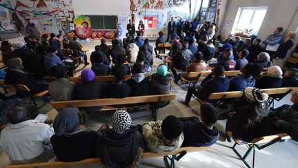 Des demandeurs d'asile&nbsp;suivent un cours d'éducation civique à Munich, en Allemagne, le 24 février 2016. (CHRISTOF STACHE / AFP)