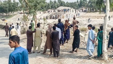 Le&nbsp;site de l'explosion d'une bombe qui a visé une camionnette transportant des combattants talibans à Jalalabad, en Afghanistan, le 19 septembre 2021.&nbsp; (AFP)