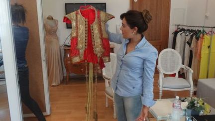 Mouna Ben Braham en plein travail dans son atelier à Tunis le 23 juin 2015. Elle montre ici un gilet rouge. Lequel reprend un modèle que possédait sa grand-mère. (FTV)