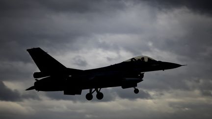 Un avion F-16 dans le ciel néerlandais, le 27 septembre 2024. Photo d'illustration. (KOEN VAN WEEL / ANP MAG / AFP)