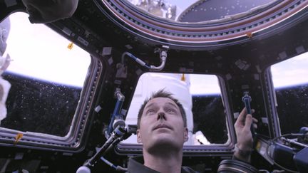 Pour son séjour à bord de l'ISS, Thomas Pesquet est parti avec les oeuvres complètes de l'écrivain Antoine de Saint-Exupéry, fil conducteur du documentaire. 
 (La Vingt-Cinquième Heure)