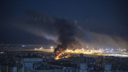 De la fumée s'élève après un bombardement israélien dans la banlieue sud de Beyrouth, au Liban, le 20 octobre 2024. (MURAT SENGUL / ANADOLU / AFP)