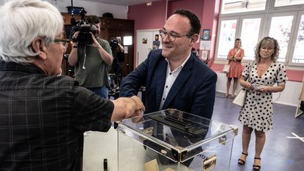 Le minsitre des Solidarité Damien Abad vote dans un bureau de vote de la 5e circonscription de l'Ain, à Oyonnax le 12 juin 2022. (JEAN-PHILIPPE KSIAZEK / AFP)