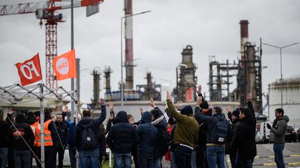 Des grévistes devant la raffinerie TotalEnergies de Donges (Loire-Atlantique) le 10 mars 2023. (LOIC VENANCE / AFP)