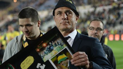 Michel Der Zakarian avec les supporteurs de Nantes qui lui ont fait un cadeau à l'issue du dernier match à La Beaujoire (JEAN-SEBASTIEN EVRARD / AFP)