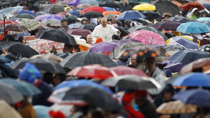 Le pape Fran&ccedil;ois salue la foule sur la place Saint-Pierre au Vatican, le 29 mai 2013. (GIAMPIERO SPOSITO / REUTERS)