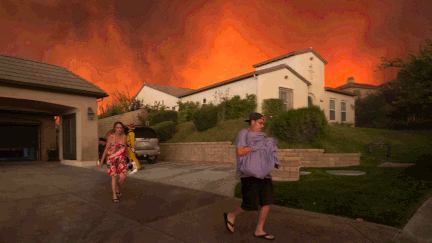 &nbsp; (Près de Santa Clarita, les habitants quittent leur domicile, menacés par les flammes qui dévorent déjà l’horizon © AFP)