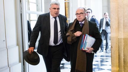 Bernard Cazeneuve (à droite), Premier ministre, à l'Assemblée nationale, mardi 24 janvier, en compagnie de Frédéric Cuvillier, député du Pas-de-Calais. (MAXPPP)