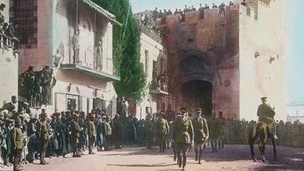 L'entrée du général anglais Edmund Allenby à Jerusalem en 1917. Le vainqueur de la Campagne de Palestine choisit de passer à pied par la porte de Jaffa pour ne pas offenser les habitants.