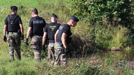 Des gendarmes participent aux battues pour retrouver la jeune Lina, 15 ans, autour de Saint-Blaise-la-Roche (Bas-Rhin), le 28 septembre 2023. (FREDERICK FLORIN / AFP)