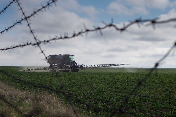 Un agriculteur lors d'un épandage près de Mykolaïv (Ukraine), en avril 2023. (MATHIEU DREUJOU / FRANCE TELEVISIONS)