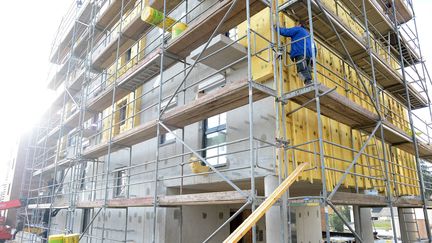 Des travaux d'isolation extérieure d'un immeuble avec de la laine de verre, à Cesson-Sévigné près de Rennes (Ille-et-Vilaine), le 23 décembre 2013. (MARC OLLIVIER / MAXPPP)