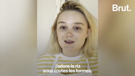 Alexia Duchêne est une chef cuisinière française, demi-finaliste de la saison 10 de Top Chef à seulement 23 ans. Pour Brut, elle revient sur le plat qui lui rappelle son enfance : le poulet pané riz. (BRUT / FRANCEINFO)