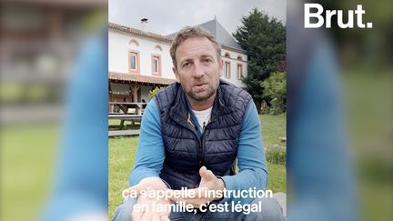 Ils sont 42 et vivent en communauté autour d'un modèle basé sur la liberté. Dans cet écoVillage de Pourgues en Ariège, les enfants ne suivent pas un apprentissage traditionnel.  Brut les a suivis pendant une journée.