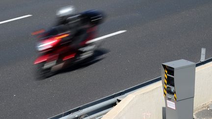 Un radar au bord de l'A9, dans l'H&eacute;rault, le 3 avril 2013. (PASCAL GUYOT / AFP)