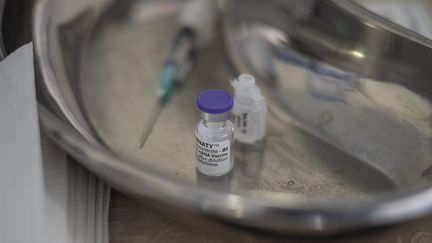 Un flacon contenant le vaccin Pfizer à administrer aux personnes âgées de la maison de retraite SAVF Evanna Tehuis, le&nbsp;19 mai 2021, avant une campagne de vaccination près de Klerksdorp, en Afrique du Sud. (MICHELE SPATARI / AFP)